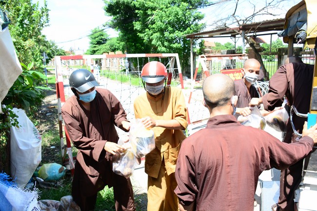 Continuing to support people in need in the Covid-19 pandemic of Hoang Phap Pagoda (series 7)
